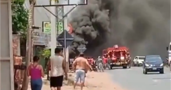 La Nación / Controlan incendio de locales comerciales en la zona de Ypané
