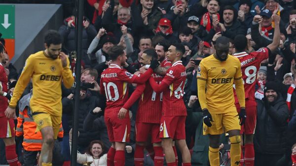 Liverpool se recupera y se afianza en la cima
