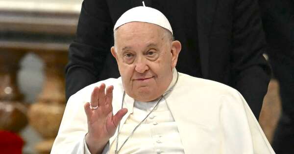 La Nación / “Todavía necesito tratamiento para mi bronquitis”, dice el papa Francisco desde el hospital