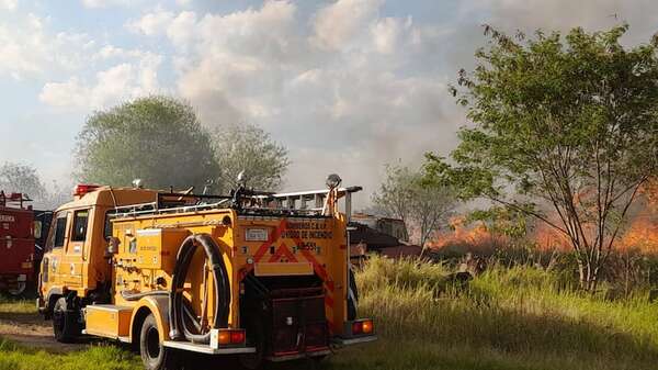 Incendio arrasa con 10 hectáreas de pastizales y deja en ceniza una gomería en la entrada de Pilar - Nacionales - ABC Color