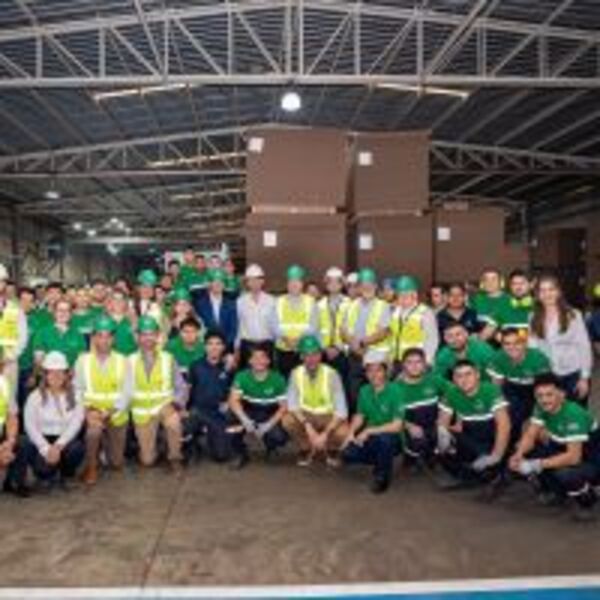Visitan empresa dedicada a la fabricación de cajas de cartón corrugado en Central :: Presidencia de la República del Paraguay