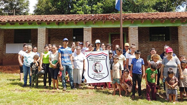Padres rechazan anuncio de cierre de escuela por baja matriculación