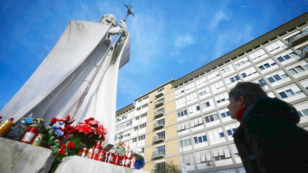 El Papa está estable y sigue con tratamiento en el hospital