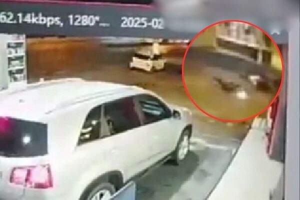 Captan el impacto de un vehículo contra dos motocicletas - SNT