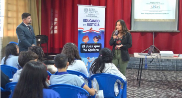 Irónico: jueza de paz que fue suspendida y está investigada dio charla sobre pagarés - PDS RADIO Y TV