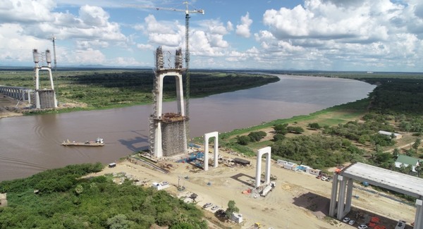 Montan primeros tirantes y alistan carros de avance en el Puente de la Bioceánica