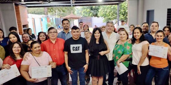 Emprendedores de Areguá reciben certificados en Plan de Negocios
