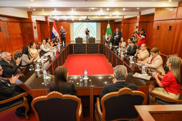 Itaipu, UNE e instituciones sanitarias impulsan capacitación sobre TEA a docentes de A. Paraná - La Clave