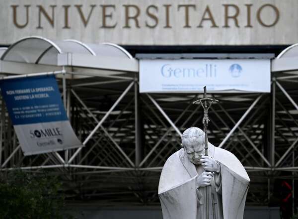 El papa sigue internado, pero volvió a pasar la noche “tranquilo” - Mundo - ABC Color