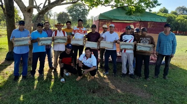 Productores de Caazapá reciben capacitación para aumentar cosecha de miel - .::Agencia IP::.