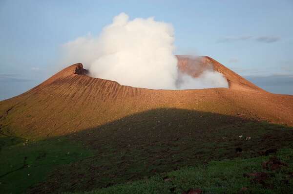 Nicaragua: volcán Telica expulsa columnas de ceniza y gas de más de 200 metros - Ciencia - ABC Color