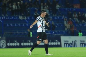 Versus / Libertad homenajea a 'Tacuara' Cardozo, su máximo goleador histórico