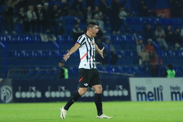 Versus / Libertad homenajea a 'Tacuara' Cardozo, su máximo goleador histórico