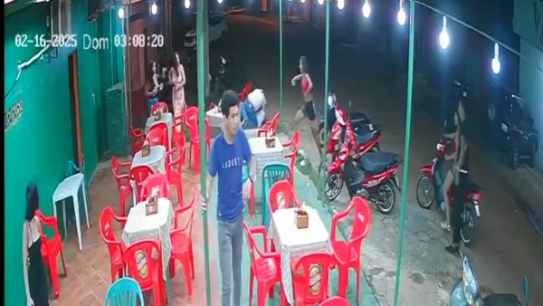Vio a su ex con unos amigos, se puso celoso y armó sarambí