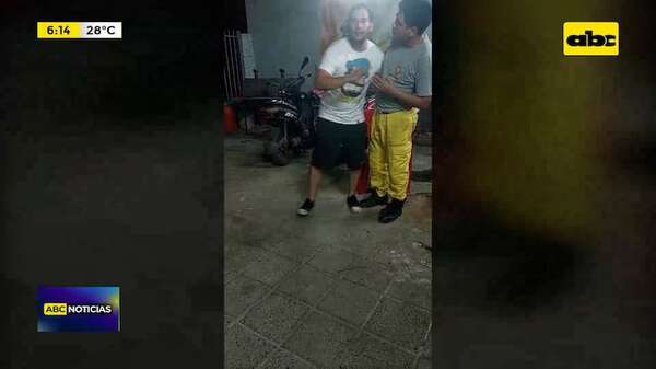 Video: Conductor aparentemente ebrio chocó contra móvil de bomberos - ABC Noticias - ABC Color