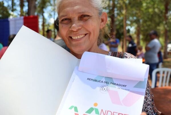 En más de 32 años de espera colonos de Primavera reciben sus títulos de propiedad