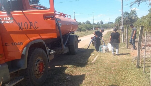 Distribuyen 25.000 litros de agua a comunidades de Presidente Hayes y Cordillera - .::Agencia IP::.