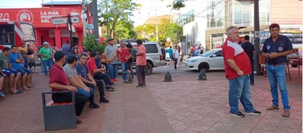 Huelga paraliza siete líneas de buses internos en San Lorenzo