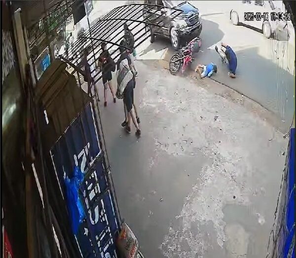 (Video) Buscan identificar a conductor de camioneta que atropelló a motociclista y a su hijo
