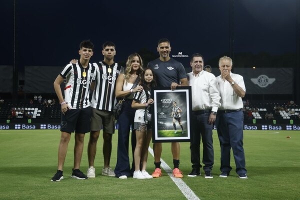 Versus / Libertad homenajeó a Roque Santa Cruz por superar 1.000 partidos como profesional