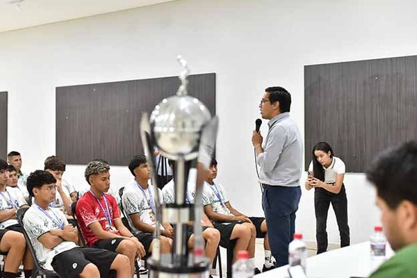 Alto Paraná celebra a sus campeones con reconocimiento a la selección Sub 15 por su glorioso triunfo | DIARIO PRIMERA PLANA