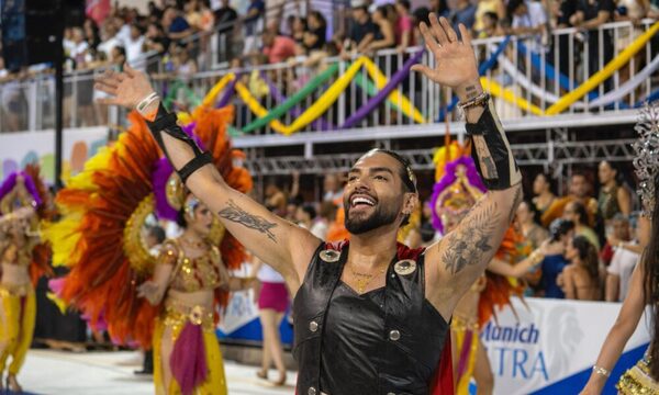 (GALERÍA) ¡Conductor de radio y TV apareció sambando como todo un “gladiador”!