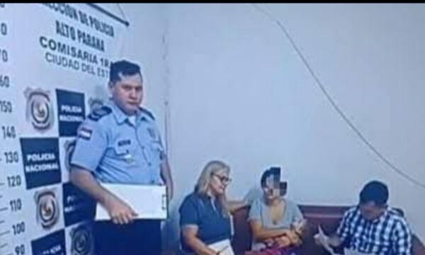Madre se lanzó al río con su hijo pero fueron rescatados