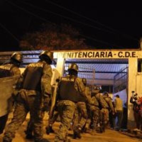 Trasladan a 22 personas privadas de libertad para debilitar clanes criminales y fortalecer la seguridad. :: Presidencia de la República del Paraguay