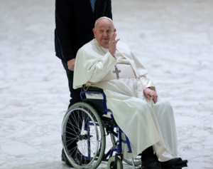 Papa Francisco continúa estable y sin fiebre mientras avanza su tratamiento por infección respiratoria