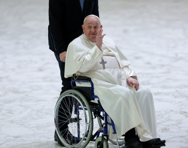 Papa Francisco continúa estable y sin fiebre mientras avanza su tratamiento por infección respiratoria