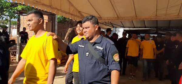 Trasladan a otro grupo de internos del penal de Ciudad del Este a Minga Guazú  - ABC en el Este - ABC Color