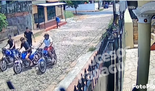 (VIDEO)Robaron una moto a delivery en manada