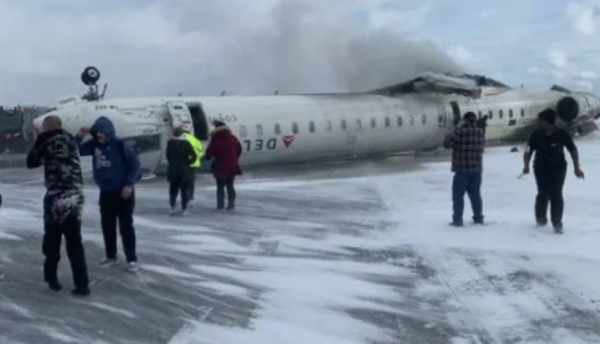 Un avión se estrelló y volcó en el Aeropuerto Internacional de Toronto - Unicanal