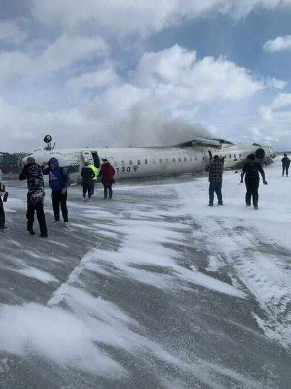 [VIDEO] ¡Es posible! Avión quedó “panza arriba” después de aterrizar; de milagro no murió nadie