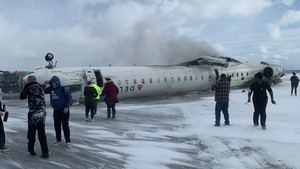 Avión de pasajeros sufrió un aparatoso accidente al aterrizar en Toronto: No hay fallecidos