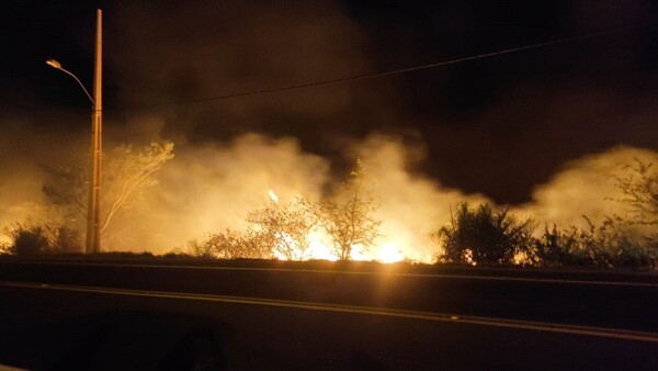 Bomberos reportan un incendio de pastizal en San Bernardino