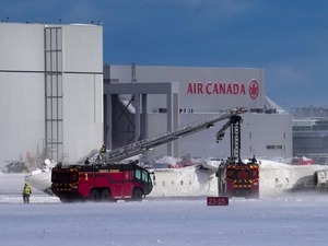 Aterrizaje forzoso en Toronto: avión volcó y dejó varios heridos - 1000 Noticias