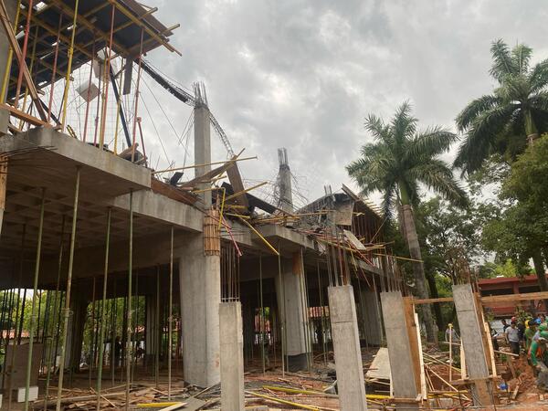 Derrumbe de obra en campus de la UNA deja un trabajador herido - 1000 Noticias