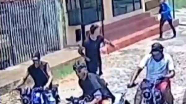 En manada robaron la moto de un delivery
