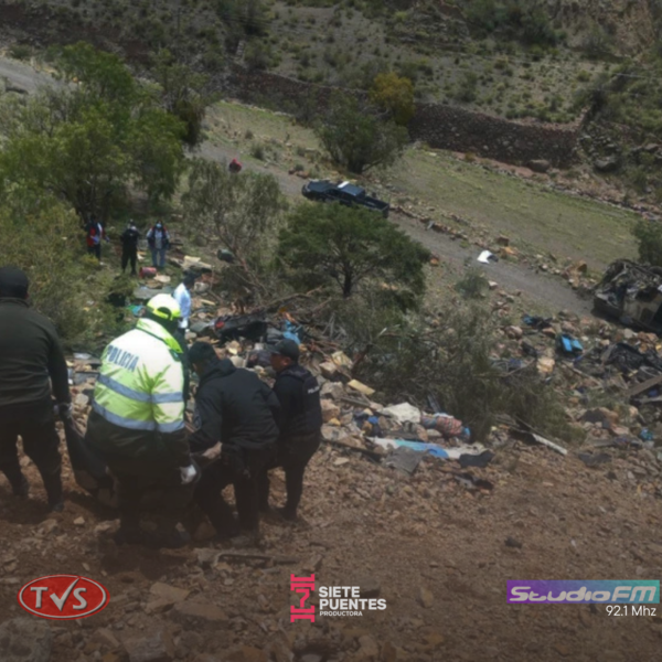 TRAGEDIA EN BOLIVIA: AL MENOS 28 MUERTOS AL CAER BUS A UN ABISMO DE 800 METROS - TVS