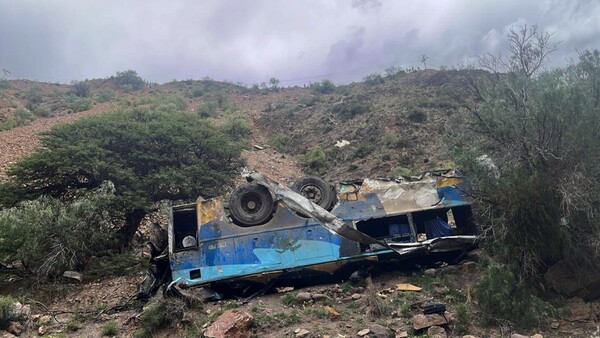 Tragedia en Bolivia: Al menos 28 muertos al caer bus a un abismo de 800 metros