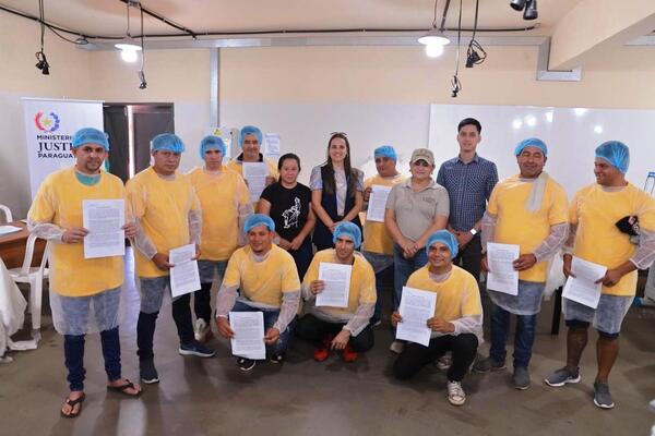 Trasladan a 14 reos de CDE para trabajar en fábricas instaladas en el penal de Minga Guazú - La Clave