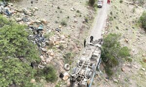 (Video) Bolivia: bus pierde el control y cae en un barranco; hay 31 pasajeros fallecidos