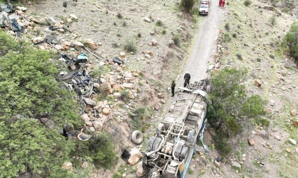(Video) Bolivia: bus pierde el control y cae en un barranco; hay 31 pasajeros fallecidos