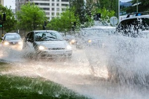 Conductores que salpiquen a peatones pueden ser multados con más de G. 1.000.000 - 1000 Noticias