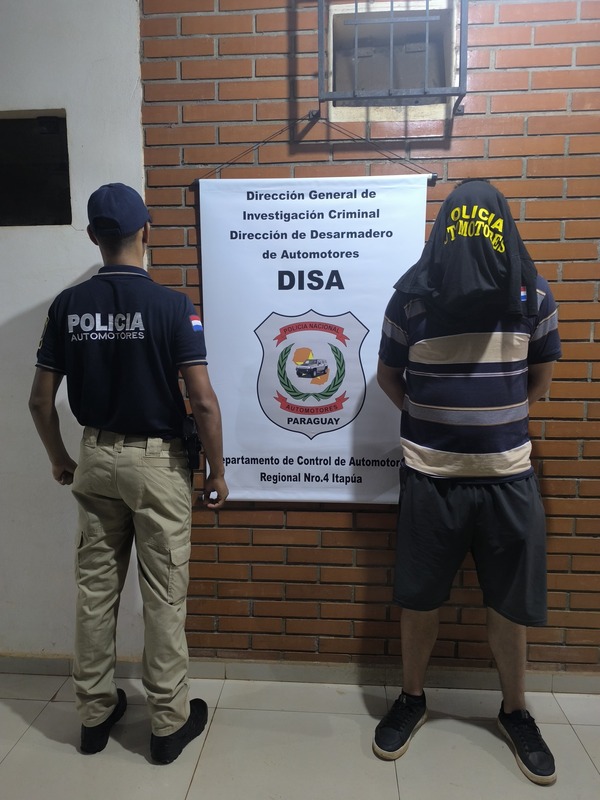 Detienen a hombre y recuperan vehículo robado en argentina en la aduana de Encarnación.