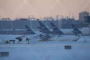 Video: Avión vuelca al aterrizar en Toronto y deja al menos 18 heridos - Mundo - ABC Color