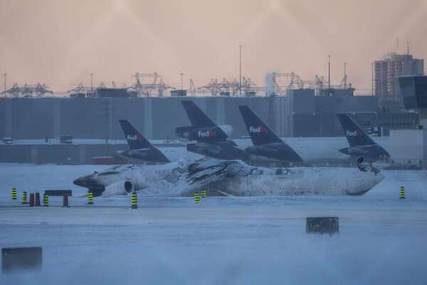 Video: Avión vuelca al aterrizar en Toronto y deja al menos 18 heridos - Mundo - ABC Color
