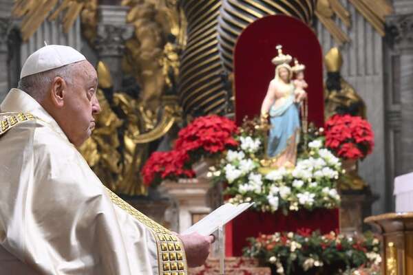 El papa Francisco tuvo una noche tranquila y pasó la mañana leyendo la prensa - Mundo - ABC Color