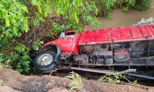Camión tumba cayó de un puente en Ypané y hay dos heridos